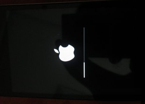 iphone玩游戏手机直接黑屏什么情况（苹果一玩游戏就黑屏）